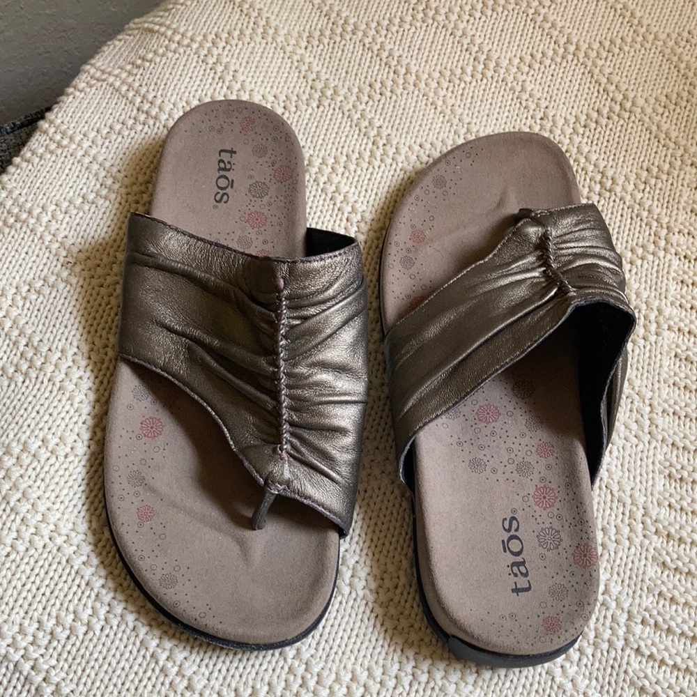 Taos  bronze brown leather sandal size 6